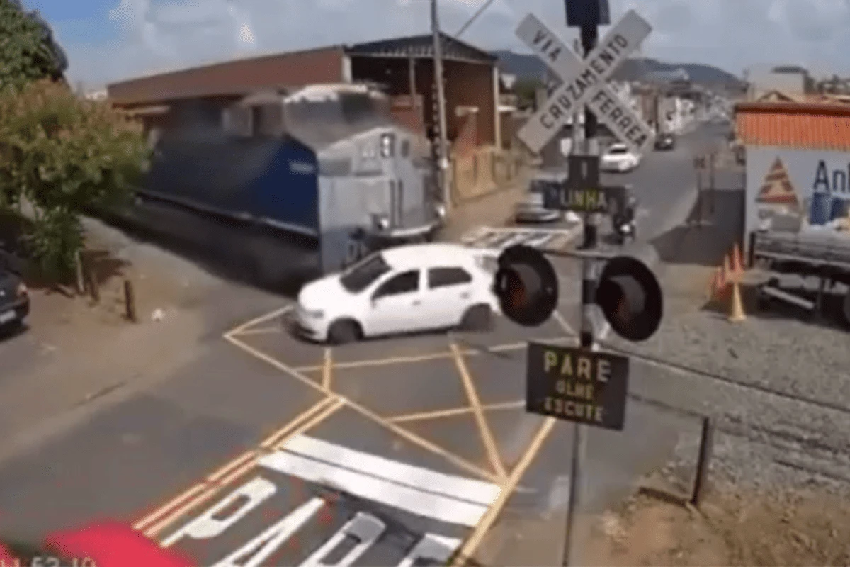 TREM ATINGE AUTOMÓVEL PARADO SOBRE TRILHOS EM ITIRAPINA (SP) APÓS MOTORISTA FICAR RETIDO EM PASSAGEM DE NÍVEL
