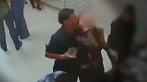 HOMEM MORDE E ARRANCA PARTE DA ORELHA DA COMPANHEIRA EM RESTAURANTE NO INTERIOR DE SP