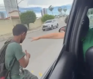  REVOLTA EM MOSSORÓ: GAROTO QUE VENDIA PAÇOCA É HUMILHADO POR JOVENS EM CARRO DE LUXO