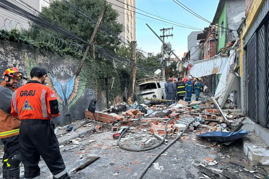  EXPLOSÃO DESTRÓI CASAS E DEIXA MORTO EM SÃO PAULO