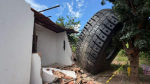 PNEU GIGANTE É LANÇADO CONTRA CASA APÓS ACIDENTE NO CEARÁ