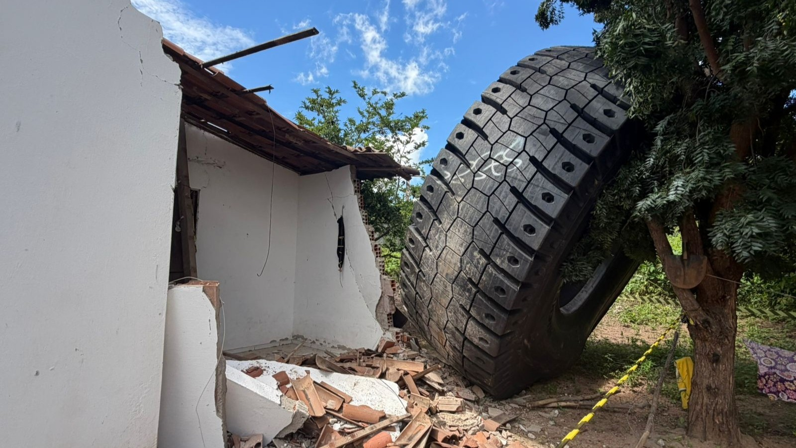 PNEU GIGANTE É LANÇADO CONTRA CASA APÓS ACIDENTE NO CEARÁ