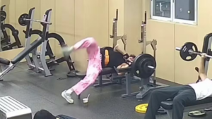 SEGUNDOS DE DESESPERO: HOMEM ESCAPA DE ACIDENTE COM BARRA DE 145 KG DURANTE TREINO