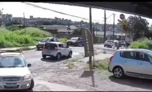 ELA CORREU CONTRA O TEMPO: MOTORISTA ARRISCA A PRÓPRIA SEGURANÇA E SALVA HOMEM SEGUNDOS ANTES DA PASSAGEM DE UM TREM.