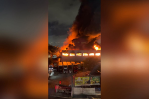 INCÊNDIO DESTRÓI EMPRESA EM GUARULHOS E MOBILIZA BOMBEIROS POR MAIS DE 20 HORAS