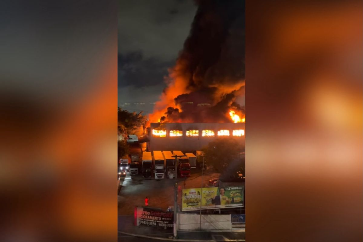 INCÊNDIO DESTRÓI EMPRESA EM GUARULHOS E MOBILIZA BOMBEIROS POR MAIS DE 20 HORAS
