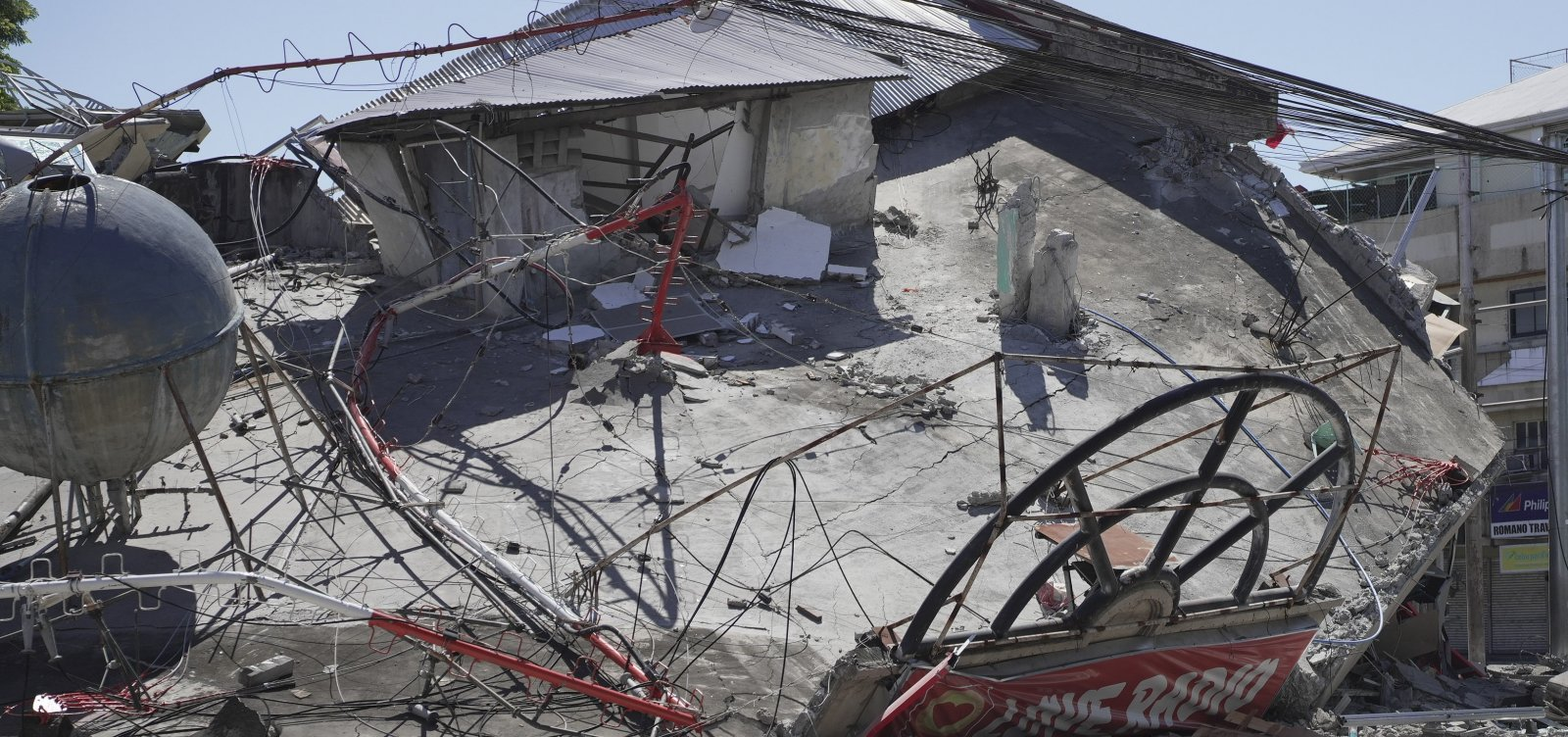 TERREMOTO DE 7,8 ATINGE FILIPINAS E DEIXA RASTRO DE DESTRUIÇÃO