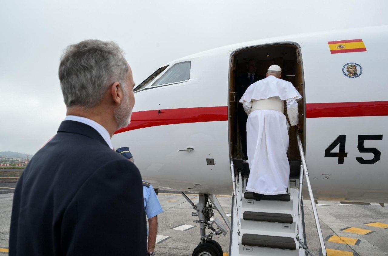 FALHA EM AVIÃO OBRIGA PAPA LEÃO XIV A VIAJAR EM JATO DA FAMÍLIA REAL ESPANHOLA